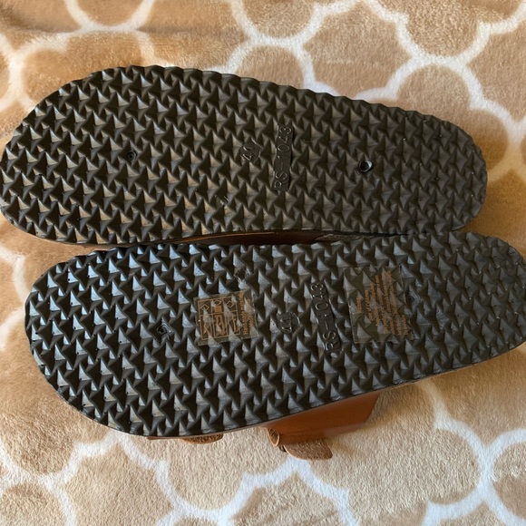 Maker’s Shoes Tan Suede Vale II Sandals - Picture 4 of 6